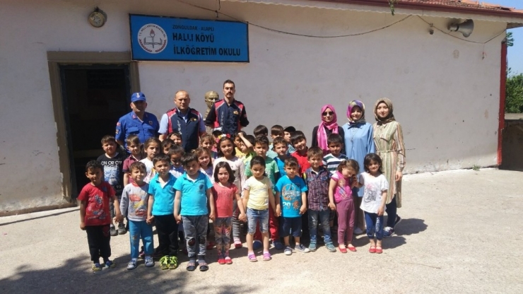 İpi Kopan Bayrak Göndere Çekildi