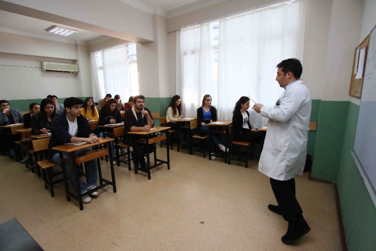 Bayraklı’da Başarılı Öğrencilere Burs Desteği