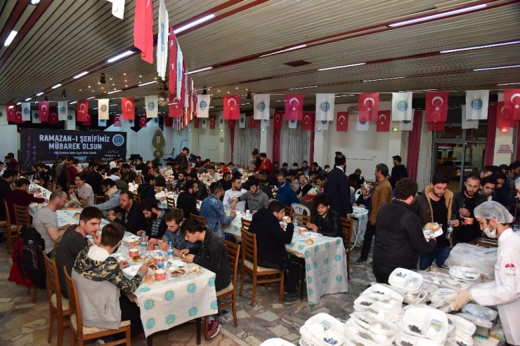 Binlerce Kişi Aynı Sofrada Sahur Yaptı