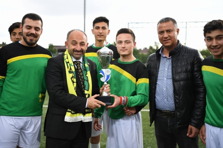 Sarımeşespor’a Kupayı Başkan Üzülmez Verdi