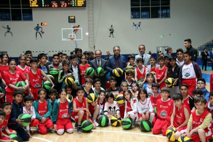 Hakkari’de ‘Veteranlar Basketbol Turnuvası’ Sona Erdi