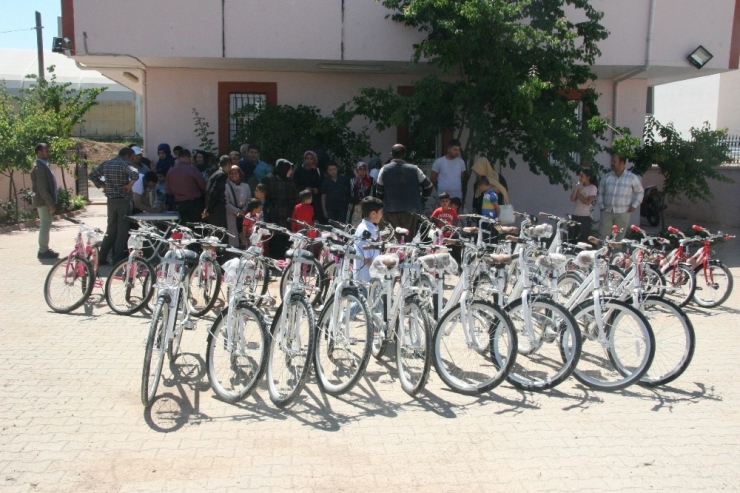 Ailelerine Sigarayı Bıraktıran Çocuklara Bisiklet Hediyesi