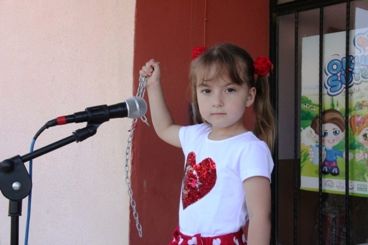 Minik Kız İstiklal Marşını Ezberledi Çevresine Örnek Oldu