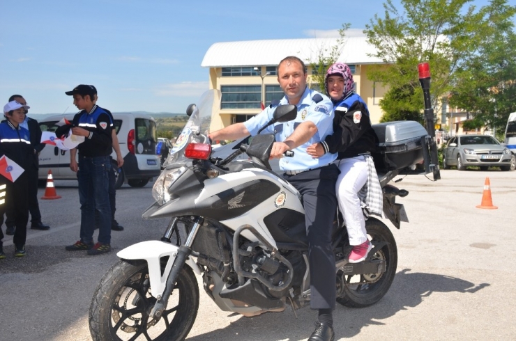 Özel Günlerinde Motosikletle Tur Atarak Toma’dan Su Sıktılar