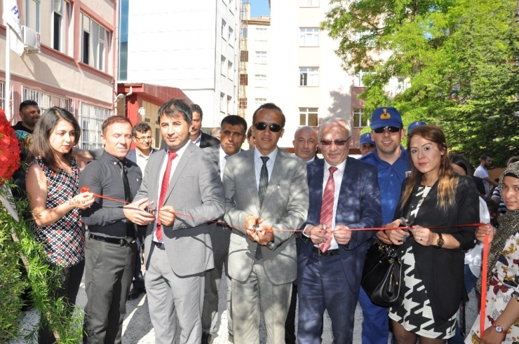 Üniversite Ve Ortaokul Öğrencileri Resim Sergisi Açtı