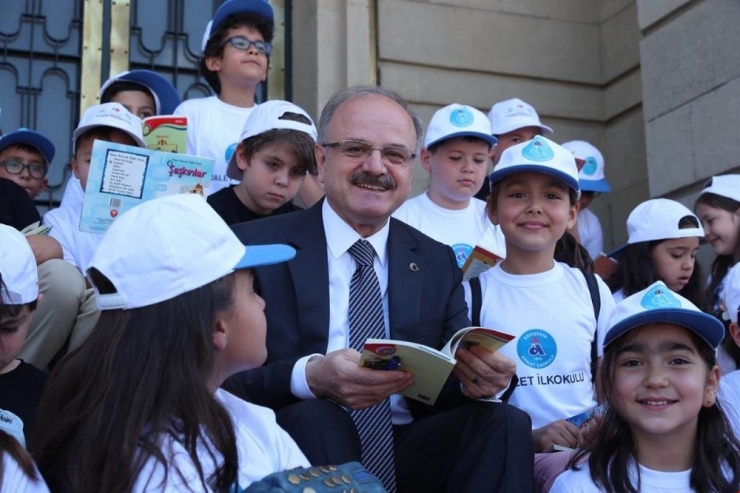 Vali Çakacak Öğrencilerle Kitap Okudu