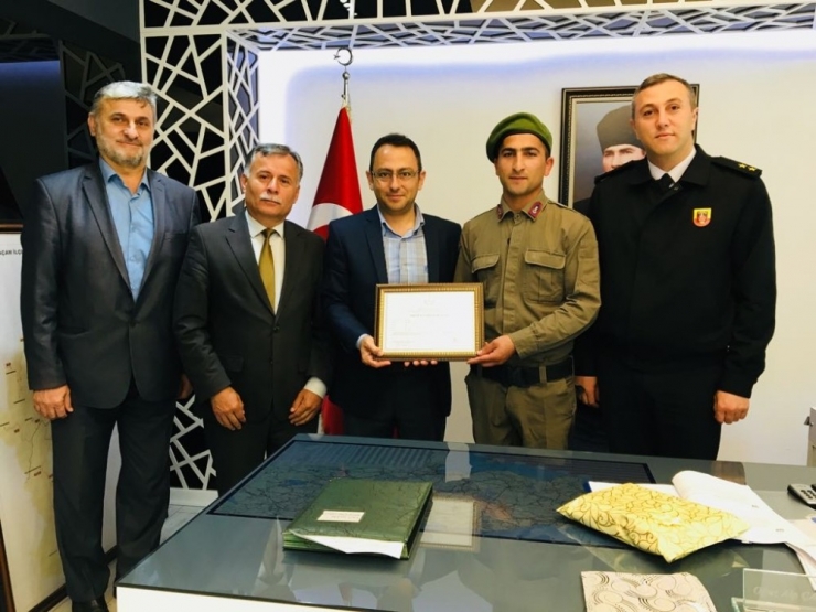 Askerde Okuryazar Oldu