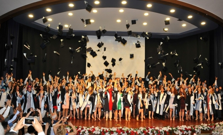 Tıp Fakültesinde Mezuniyet Coşkusu