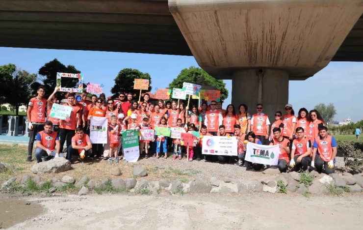 Bayraklılı Öğrencilerden Çevre Temizliği