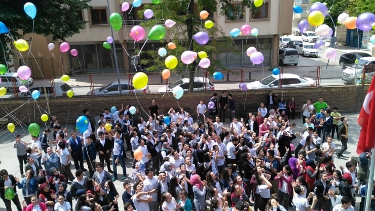 8 Sınıf Öğrencileri Dileklerini Yazdılar Balonla Uçurdular