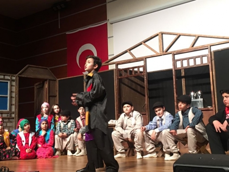 Ted’li Öğrenciler Komşu Köyün Delisi’ni Sahneledi