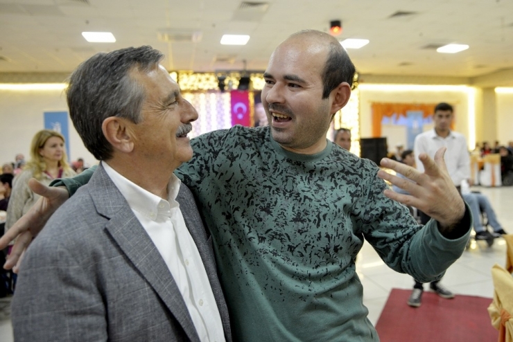 Tepebaşı’ndaki İlk İftarda Engelli Aileleri Bir Araya Geldi