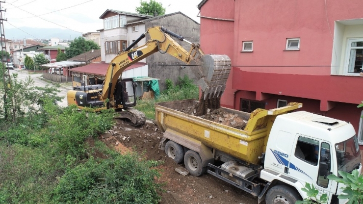 Başiskele’de Uzun Ömürlü Beton Yollar Yapılıyor