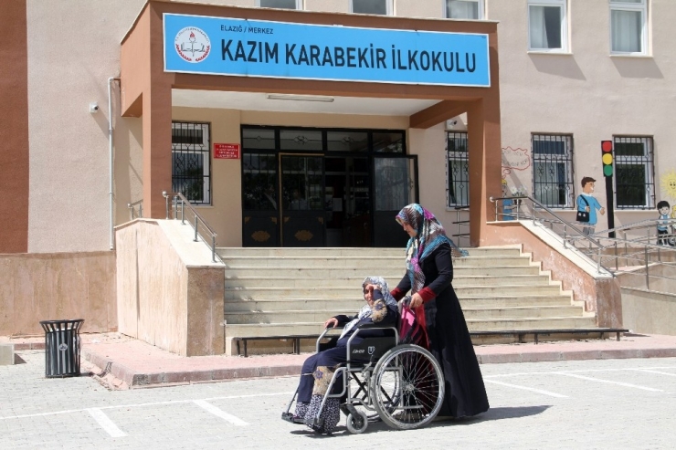 Doğuştan Engelli 52 Yaşındaki Kadının Okum Yazma Azmi