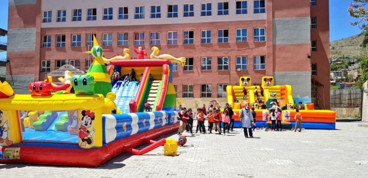 Hakkari’deki Okul Bahçeleri Şenlendi