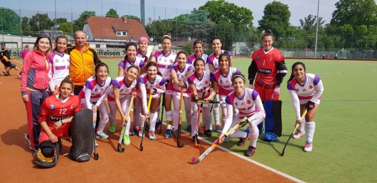 Hokeyin Sultanları Avrupa’da Galibiyetle Başladı