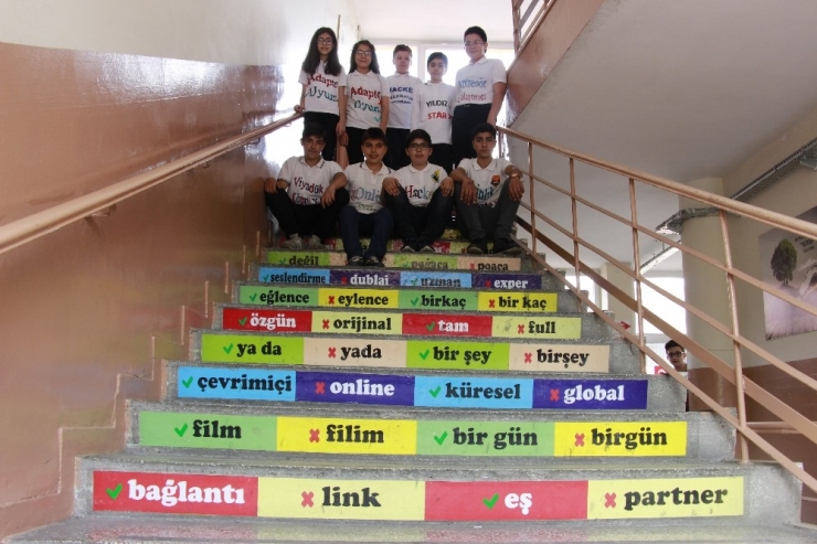 Türkçeye Okul Gömlekleriyle Kalkan Oldular
