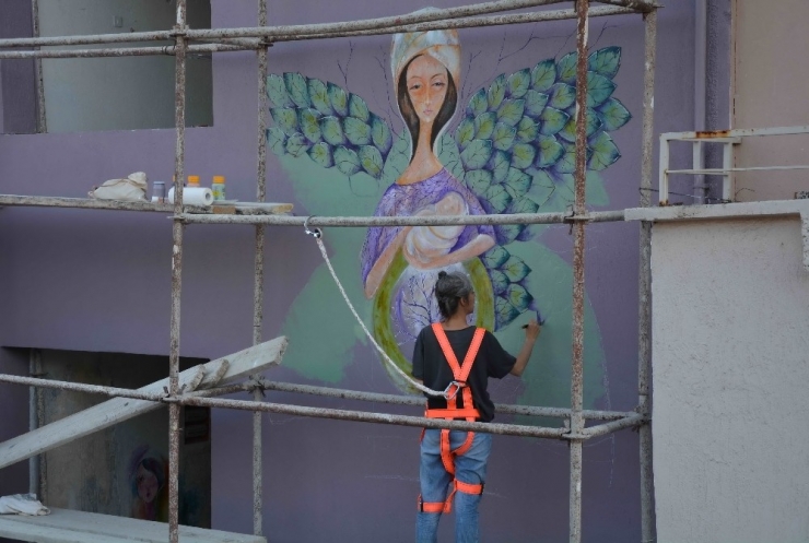 Şehrin Duvarlarına “Gadın Eli” Değdi