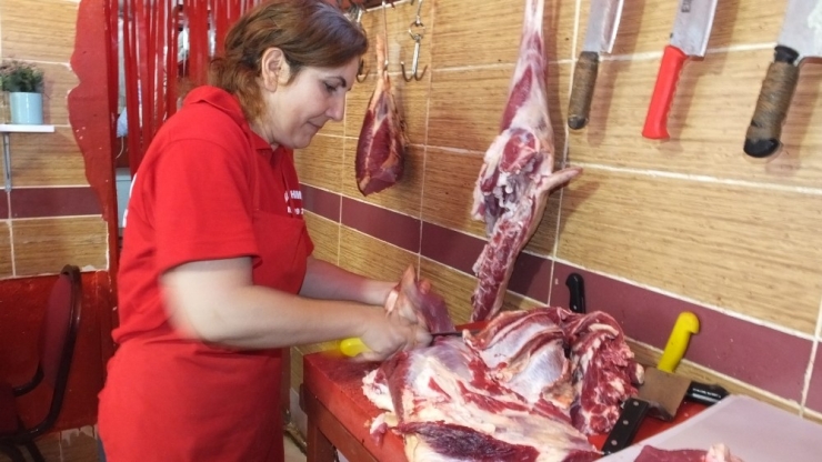 Balıkesir’de Kadın Kasap Başarısıyla Takdir Topluyor