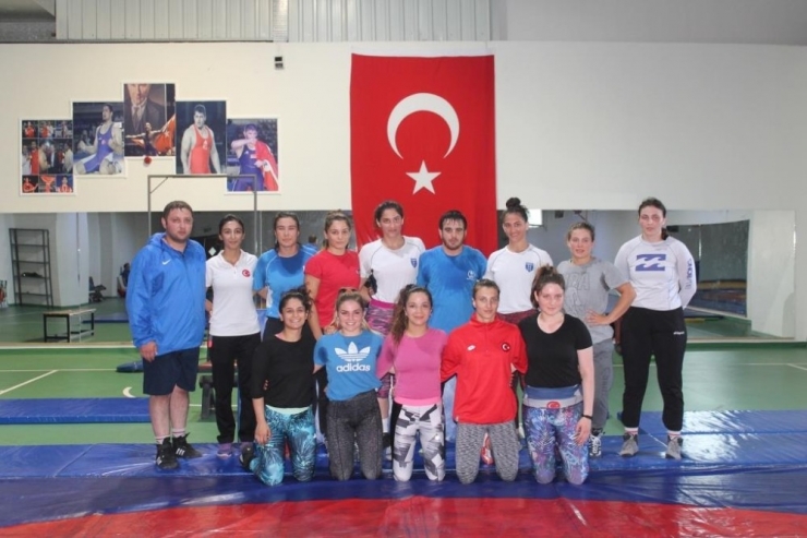 Türkiye Genç Bayanlar Güreş Milli Takımı Yalova’da Kampa Girdi