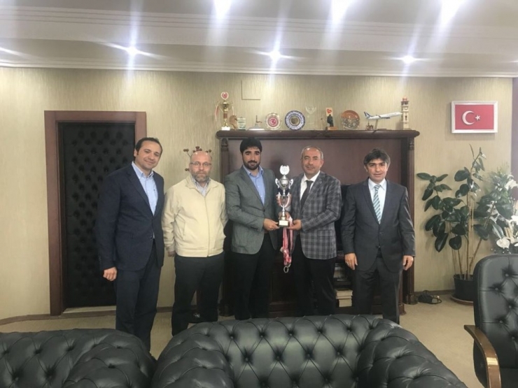 Van Yyü Masa Tenisi Takımı, Aldıkları Kupayı Rektör Battal’a Takdim Etti