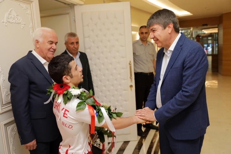 Uzun, Türel’e Dünya Şampiyonluğu Sözü Verdi