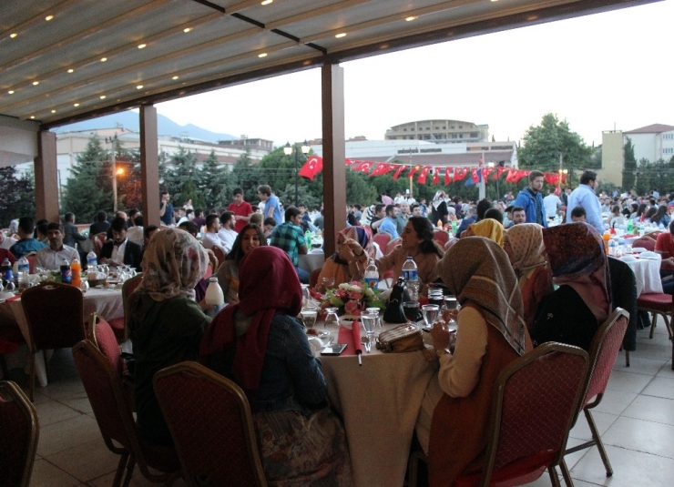 Başbakan Yardımcısı Çavuşoğlu Gençlerle İftarda Buluştu