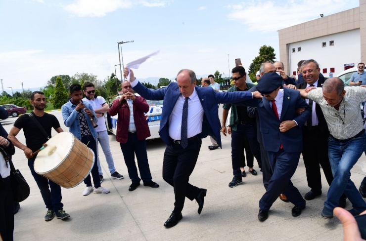 İnce’den Havaalanında Halay