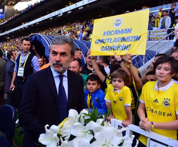 Taraftardan Aykut Kocaman’a Çiçek