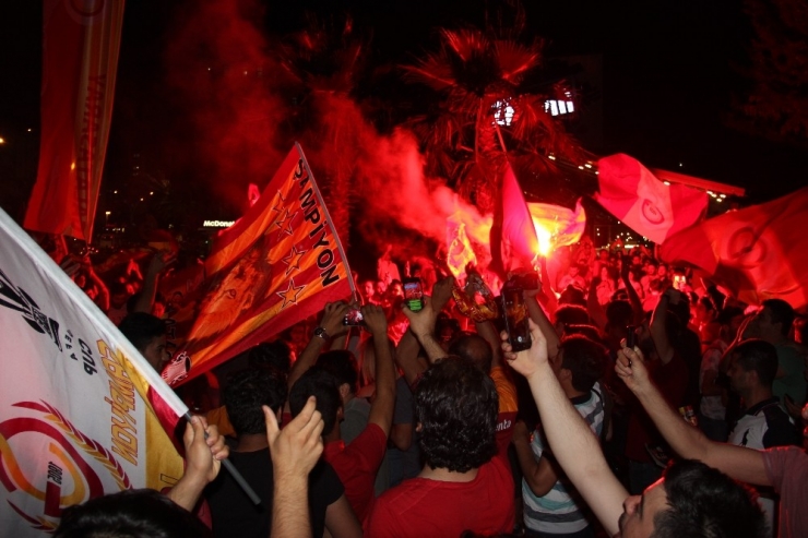 Galatasaray Taraftarı Adana Caddelerine Sığmadı