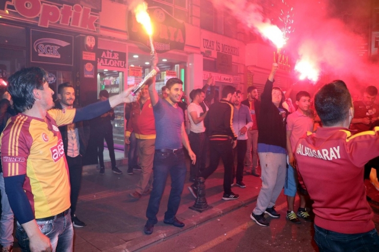 Nevşehir’de Galatasaray Taraftarları Şampiyonluğu Kutluyor