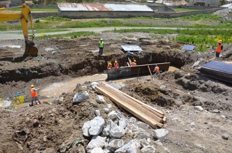 Yüksekova Deresinin Islahı İçin İlk Kazma Vuruldu