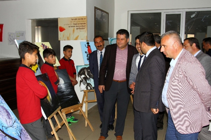 Hizan’da Ortaokul Öğrencilerinin Resim Sergisi