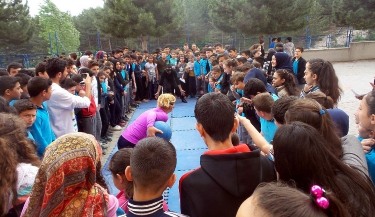 Görme Engellileri Anlamak İçin ’Goalball’ Oynadılar