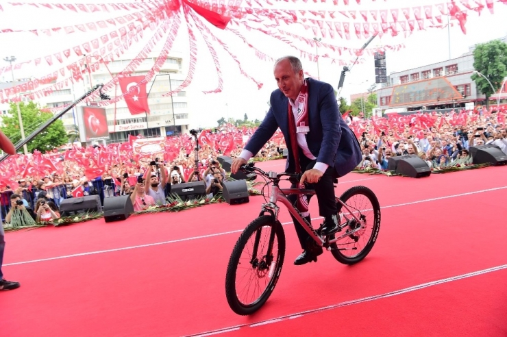 İnce’ye Samsun’da Makam Aracı Olarak ‘Bisiklet’ Hediye Edildi