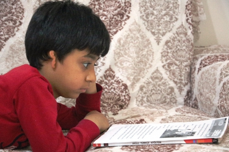 Sağ Kulağı Doğuştan Kapalı Olan Çocuk Tedavi Olmak İstiyor