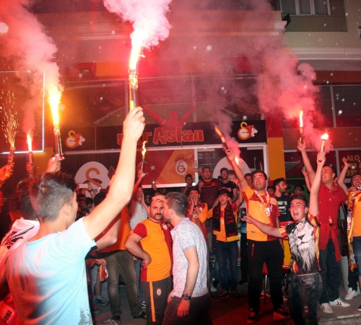 Galatasaray Taraftarı Kilis’te Şampiyonluk Turu Attı