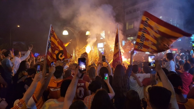 Sarı- Kırmızılı Taraftarlardan Kuşadası’nda Coşkulu Şampiyonluk Kutlaması