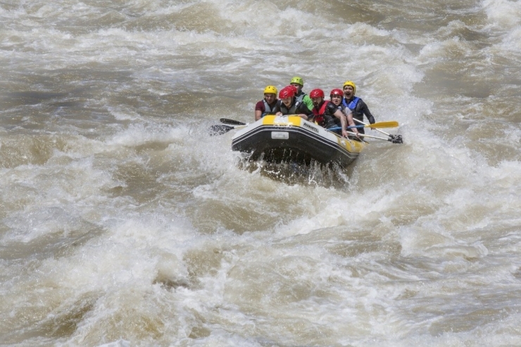 Zap Suyunda Rafting Coşkusu Başlıyor