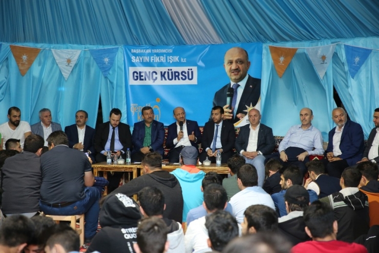 Başbakan Yardımcısı Fikri Işık, Darıca’da Gençlerle Buluştu
