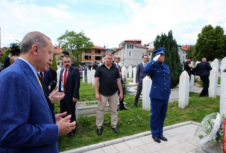 Cumhurbaşkanı Erdoğan’dan Kovaçi Şehitliği’ne Ziyaret