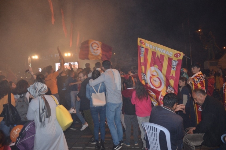 Ünye Meşalelerle Şampiyonluğu Kutladı