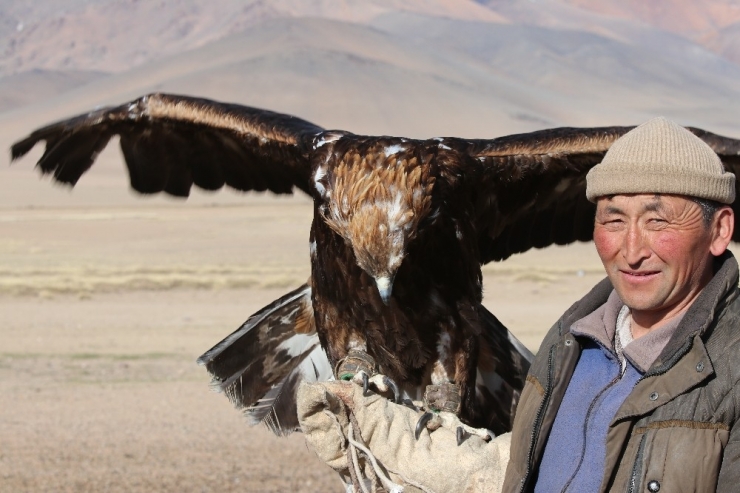 Moğolistan’da Kazak Türkü Ata Geleneği Kartal Avcılığını Sürdürüyor