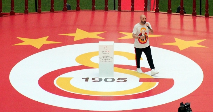 Şampiyon Galatasaray Kupasını Aldı