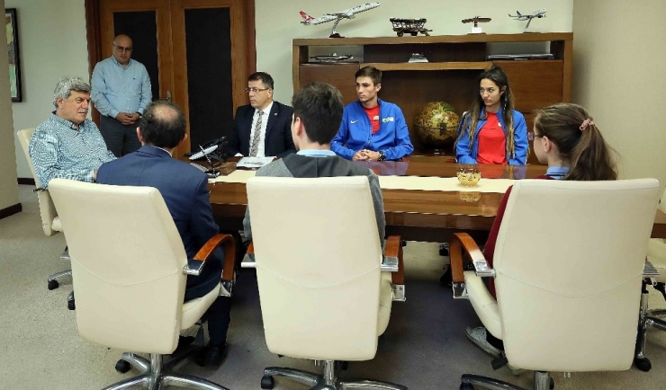 Başkan Karaosmanoğlu: "Gençlerimizden Dünyaya Yön Vermelerini İstiyorum’’