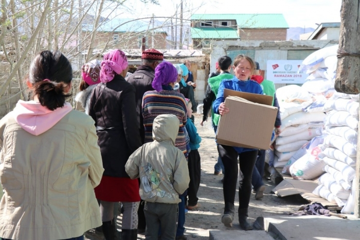 Zengin Beşik’in Fakir Türklerine Ramazan Yardımı