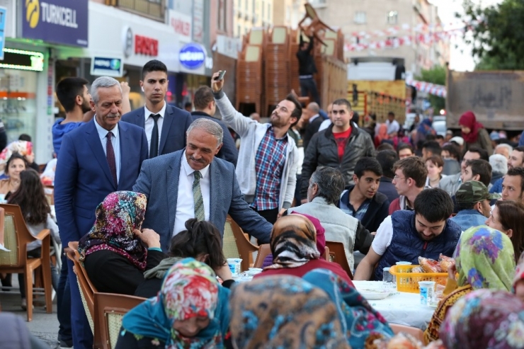 Niğde Belediyesinin Düzenlediği İlk İftara Yoğun Katılım Oldu
