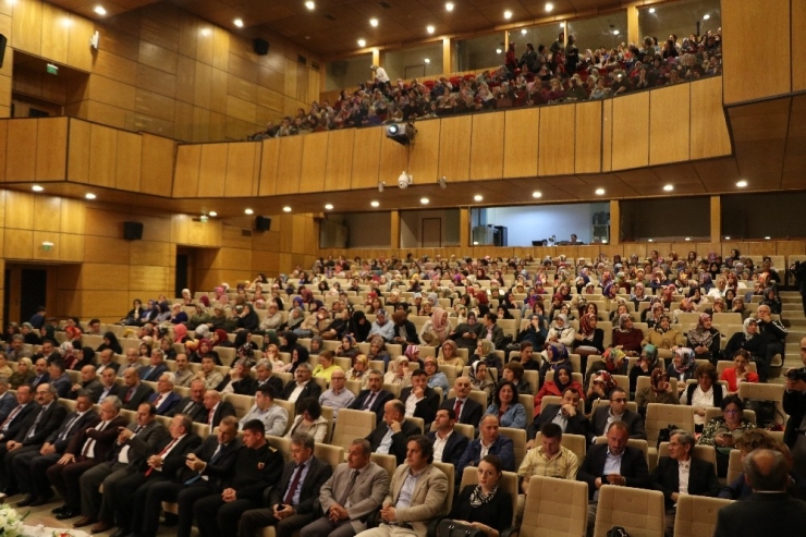 Rize’de Okuma Yazma Öğrenen Bin 600 Kişi Düzenlenen Törenle Belgelerini Aldı