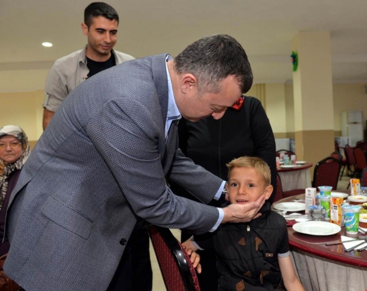 Vali Büyükakın Şehit Ve Gazi Aileleriyle İftar Yaptı