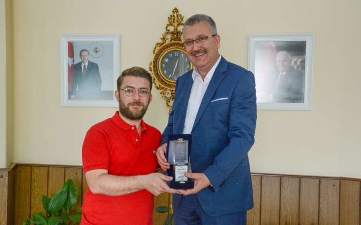 Türkiye’nin Sihirli Elleri Yarışması’ndan Karacabeyli Eren’e Derece